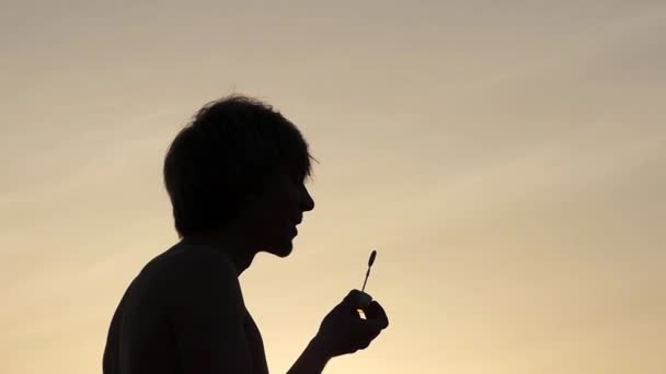 La silhouette di Man Blow Bubbles al tramonto. Bella azione al rallentatore . — Video Stock