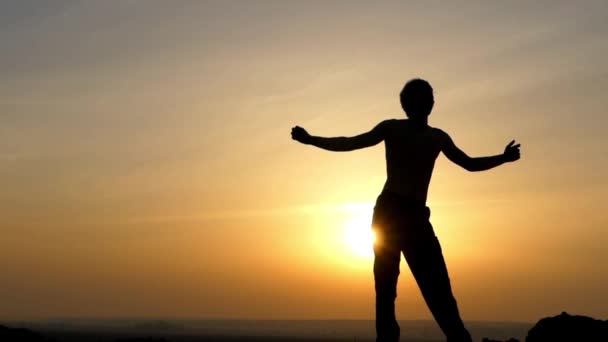 Schöner Tanz des Mannes bei Sonnenuntergang. — Stockvideo