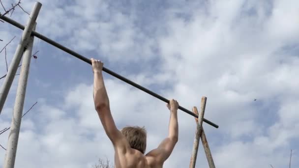 A Young Blonde Guy Pulled on the Bar. — Stock Video