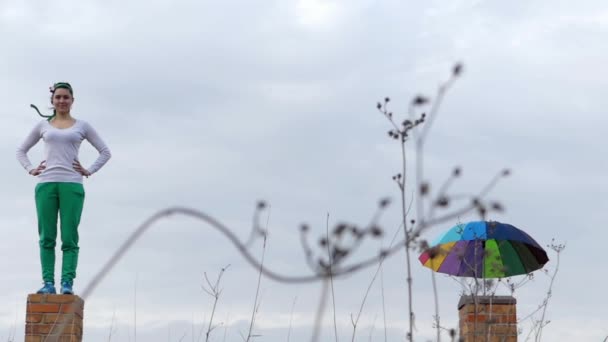 Chica y paraguas en el cielo . — Vídeos de Stock