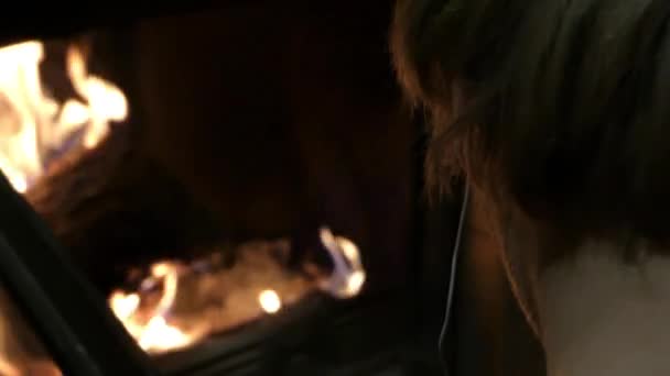 A Young Guy Écoute de la musique Near the Fireplace. Concentration . — Video