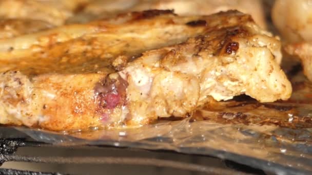 Heerlijk vlees bereid op de Grill. Close-up. — Stockvideo