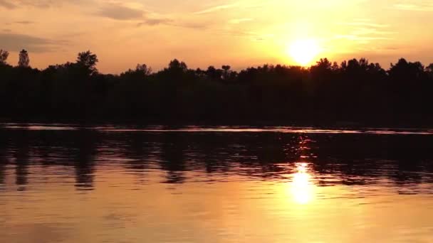 Beau coucher de soleil sur la rivière. — Video