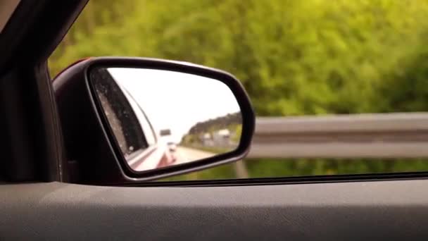 Зеркало заднего вида автомобиля на высокой скорости . — стоковое видео