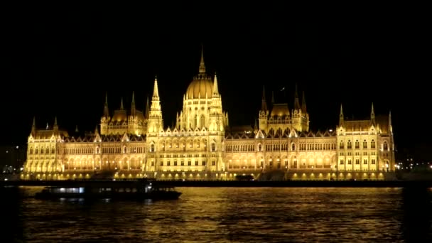 Tekne turist gece Budapeşte Büyük Millet Meclisi fotoğraf olun. — Stok video