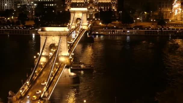 Budapeşte Tuna üzerinde köprü altında tekne tekne. — Stok video