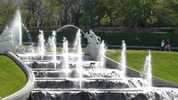 Fantastiche fontane a cascata nel parco del Belvedere a Vienna, Austria . — Video Stock