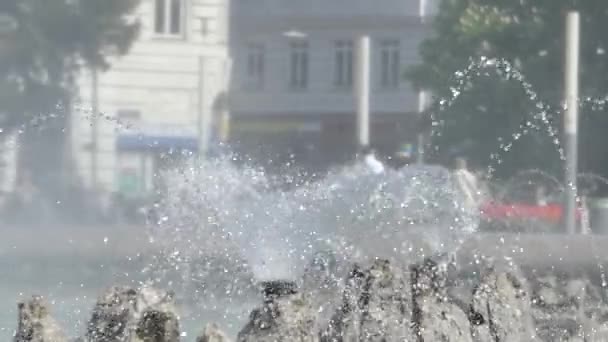 Prachtige cirkel fontein in Slow Motion. — Stockvideo