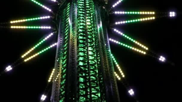 Parque de atracciones en la noche. Parte de la atracción . — Vídeos de Stock