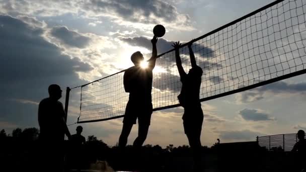 Voleibol de praia profissional ao pôr do sol em câmera lenta . — Vídeo de Stock