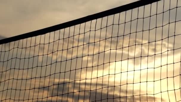 Волейбол нетто на заході сонця. Крупним планом постріл. — стокове відео