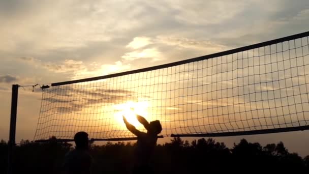 Voleibol de praia profissional ao pôr do sol em câmera lenta . — Vídeo de Stock