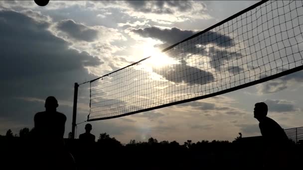 Voleibol de praia profissional ao pôr do sol em câmera lenta . — Vídeo de Stock