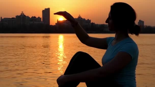 Meisje zit op het strand en speelt met de Sun. Slow Motion. — Stockvideo