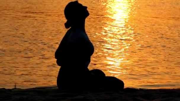Ragazza pratica foto posa sulla spiaggia al tramonto . — Video Stock