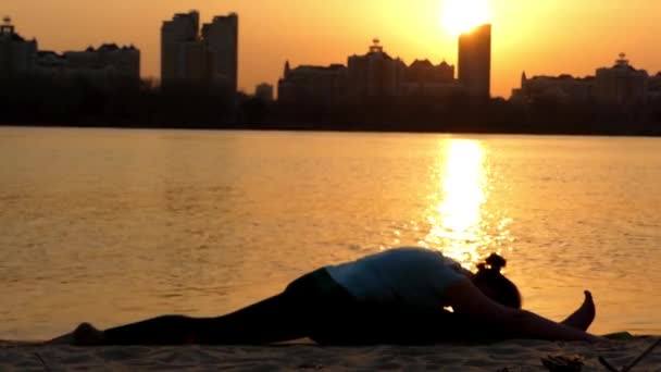 Flicka göra garn i solnedgången på stranden. — Stockvideo