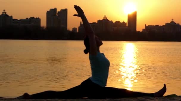 Menina fazendo Twine ao pôr do sol na praia . — Vídeo de Stock