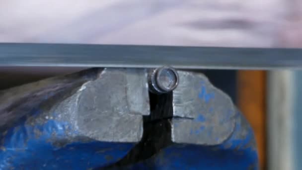 La scie à métaux coupe un boulon . — Video