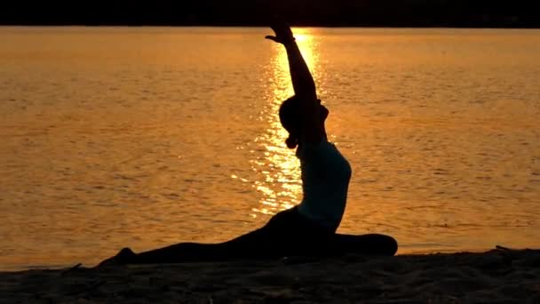 Kız poz Kral güvercin günbatımında yapıyor. Yoga. — Stok video