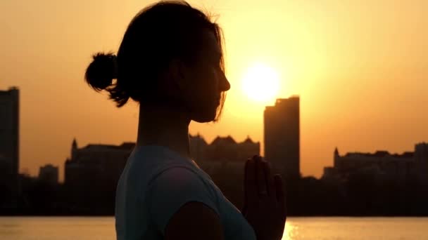 Namaste gest o zachodzie słońca. Dziewczyna praktyka jogi — Wideo stockowe