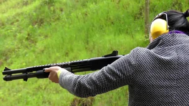 Lány spárgasípok egy vadászpuska közelről. Lassú mozgás. — Stock videók