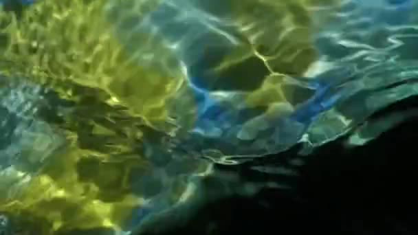 Dziewczyna sprawdza zielony kalosze w wodzie. Zwolnionym tempie. — Wideo stockowe