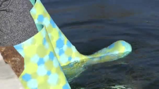 La Fille Vérifie les Bottes Vertes En Caoutchouc Dans L'eau. Mouvement lent . — Video