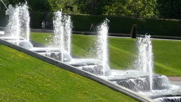 Fantásticas fuentes en cascada en el parque de Belvedere en Wien, Austria . — Vídeo de stock