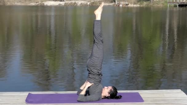 Δάσκαλος της Yoga πρακτική ανεστραμμένη πόζα. — Αρχείο Βίντεο