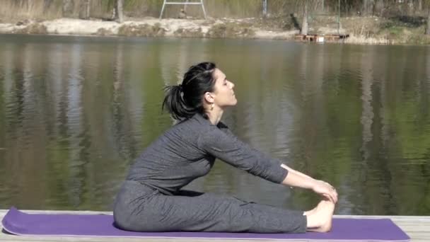 El profesor de yoga entrena su cuerpo. Estira las piernas . — Vídeo de stock