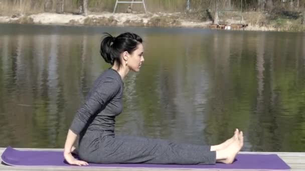 El profesor de yoga entrena su cuerpo. Estira las piernas . — Vídeo de stock