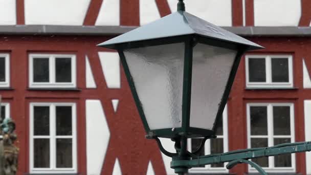 Lanterne dans la ville sur la rue pendant la neige . — Video