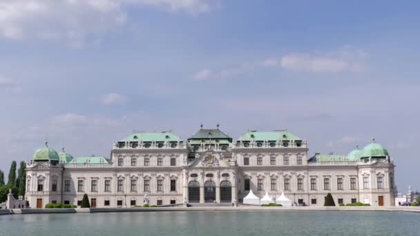Прекрасний палац Бельведер виступає проти синього неба перед ставок, проміжок часу. — стокове відео