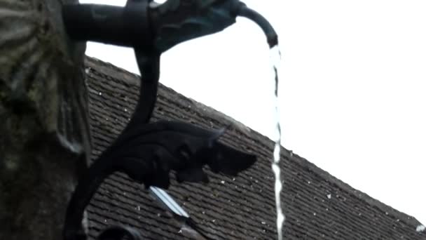 Fermer Fontaine au ralenti par temps neigeux  . — Video