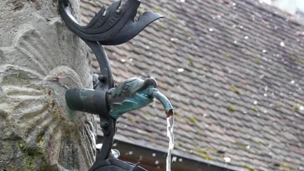 Fermer Fontaine au ralenti par temps neigeux  . — Video