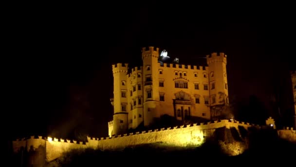 Hermoso castillo viejo en las montañas durante la nieve. Luces nocturnas . — Vídeos de Stock