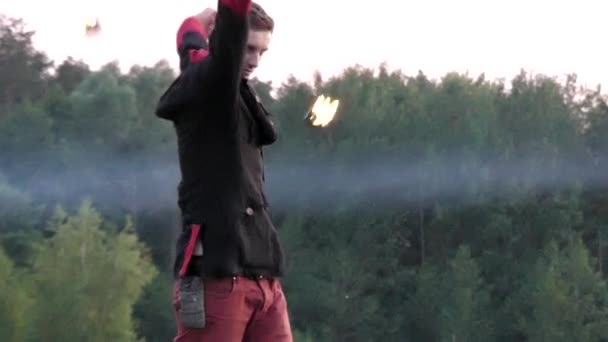 Feuershow bei Sonnenuntergang. Der Mensch verwendete Poi, um schöne Effekte zu erzielen. Zeitlupe. — Stockvideo