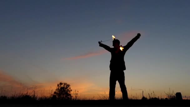 Espectáculo de fuego increíble al atardecer. Hombre de circo trabajando con fuego Poi. Moción lenta . — Vídeos de Stock