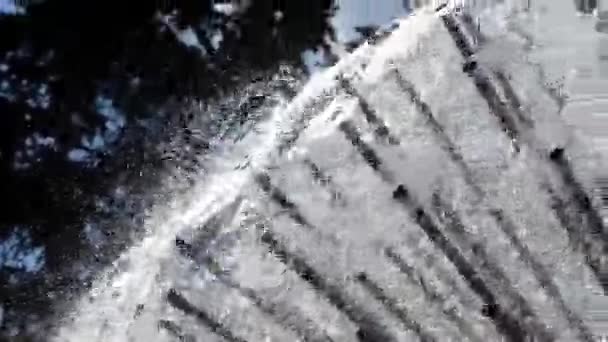 Het werk van de fontein in Slow Motion. Close-up van het frame. Water Spray Scatter in verschillende richtingen. — Stockvideo