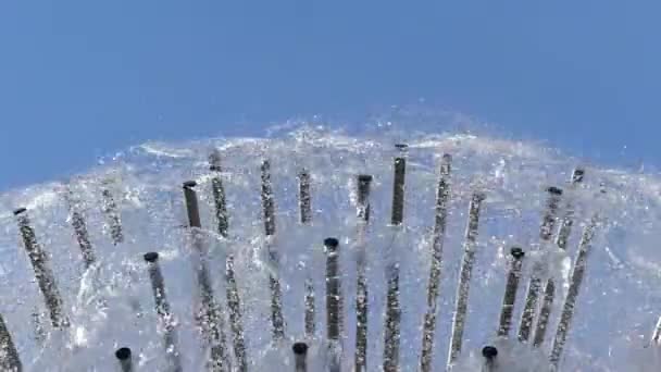 Het werk van de fontein in Slow Motion. Close-up van het frame. Water Spray Scatter in verschillende richtingen. — Stockvideo