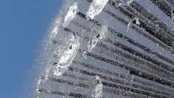Die Fontäne arbeitet in Zeitlupe. Rahmennahaufnahme. Wasser sprühen Streuung in verschiedene Richtungen. — Stockvideo