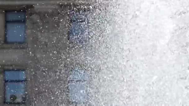 Il lavoro della fontana nel movimento lento. Cornice Primo piano. Spruzzi d'acqua dispersi in direzioni diverse . — Video Stock