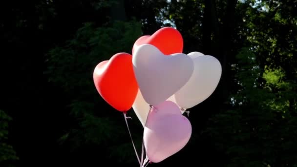Μπαλόνια ανεβαίνουν στον ουρανό. Κοντινό πλάνο. — Αρχείο Βίντεο