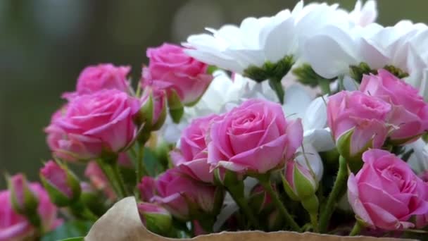 Bouquet da sposa di rose primo piano . — Video Stock
