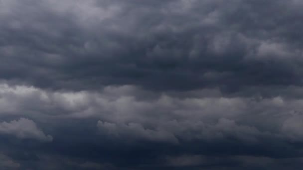 タイムラプスの上空で驚くべき嵐の雲. — ストック動画