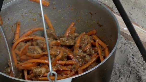 O arroz cozinhando no fogo. as mãos impedem o prato. Movimento lento . — Vídeo de Stock