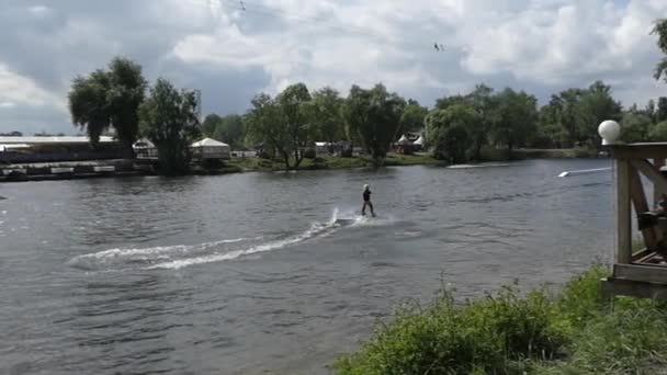 Au ralenti. Petit Wakeboarder dans le parc . — Video