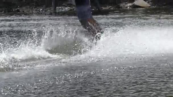 A wakeboard deszka mozog a lassú mozgás, és hagyja, hogy a Spray, más-más irányba. — Stock videók