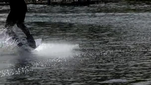 Deski dla Wakeboarding porusza się w zwolnionym tempie i niech Spray w różnych kierunkach. — Wideo stockowe