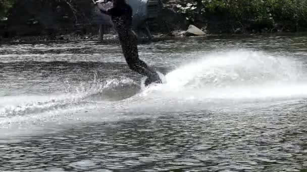 Tableros para Wakeboarding se mueve en cámara lenta. Vista trasera . — Vídeo de stock